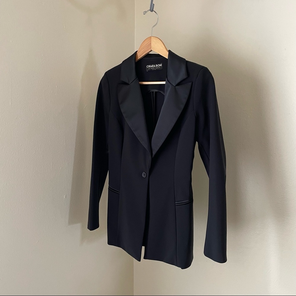 Chiara Boni fitted pantsuit with satin accents!